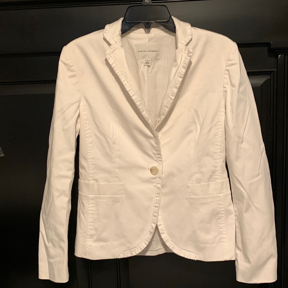 Banana Republic size 8, Spring white fitted blazer with detail